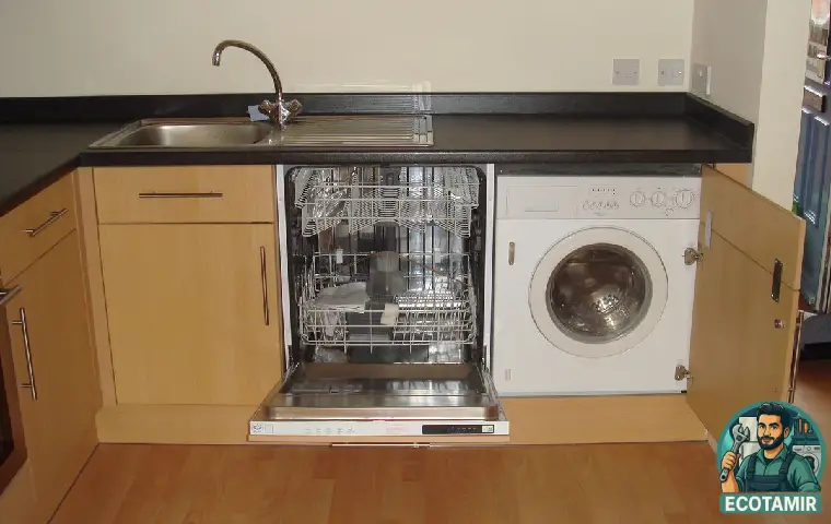 ماشین ظرفشویی در کنار ماشین لباسشویی کار شده درون کابینت در آشپزخانه