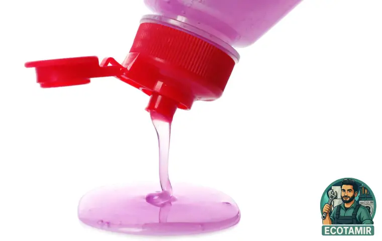 ژل ماشین ظرفشویی به رنگ صورتی در حال ریخته شدن